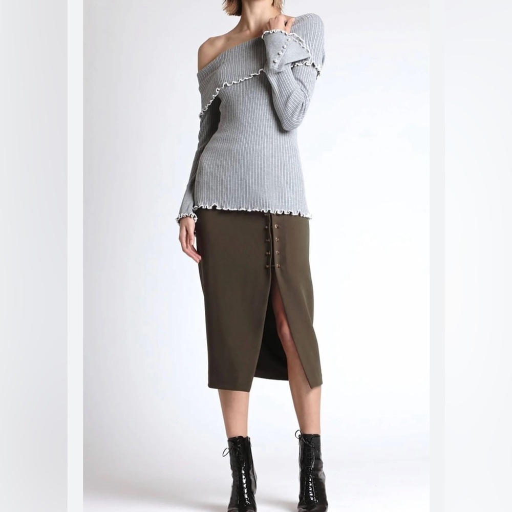 N12H Lillian Knit off shoulder sweater with faux pearl accents in gray.Size M